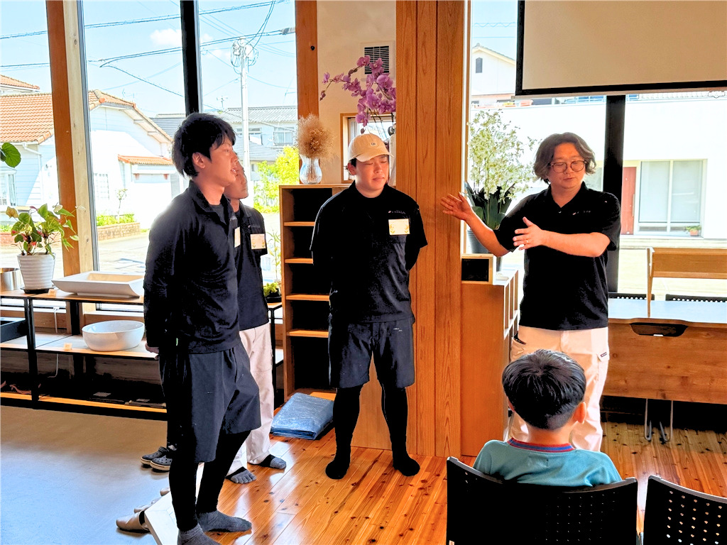 大工体験の先生をつとめる当社の大工さん3名