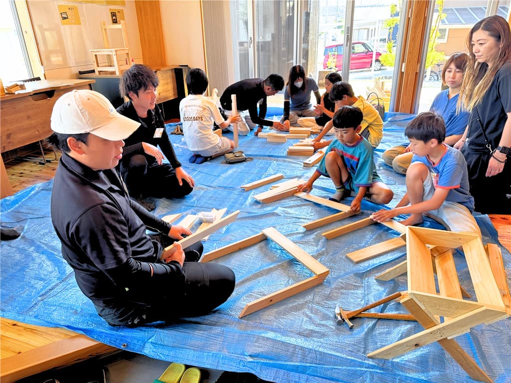 本立てのパーツを並べているところ｜親子大工体験