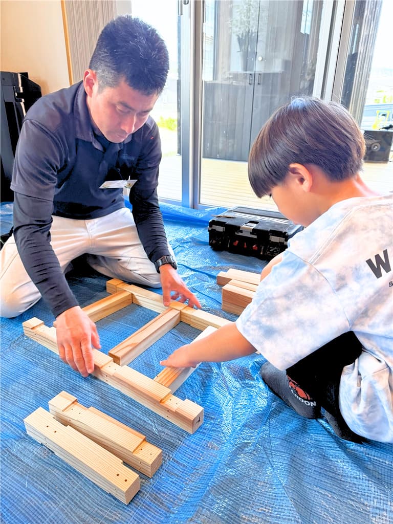 パーツを並べてどんな形になるか確認｜親子大工体験