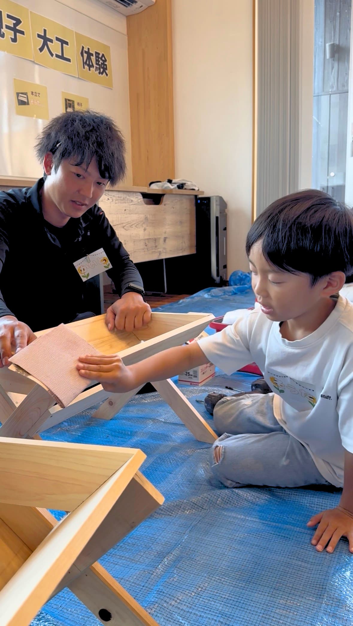 さらさらになるように紙やすり｜親子大工体験