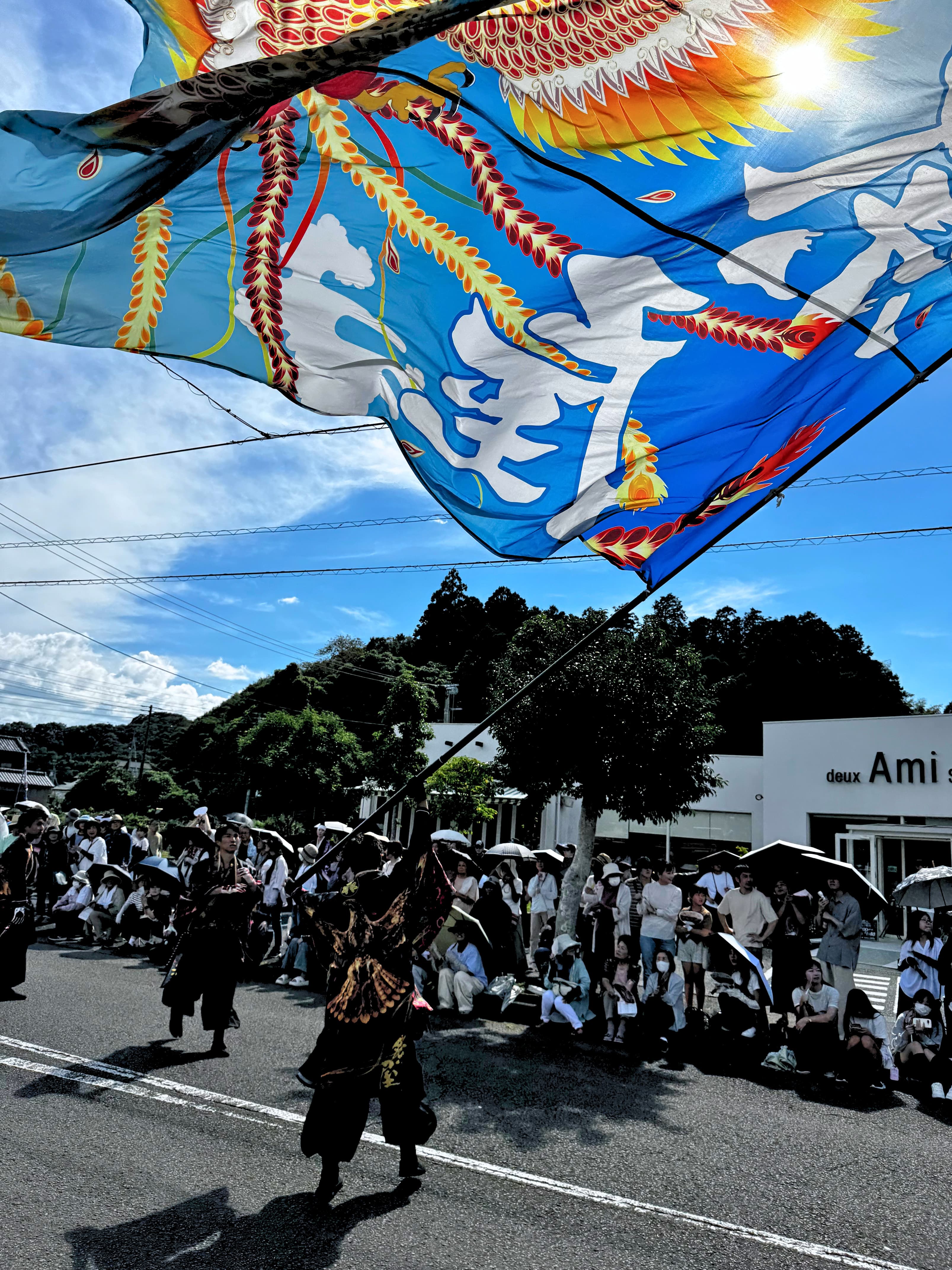 大きな旗を力強く振るよさこい四万十での旗士の演技
