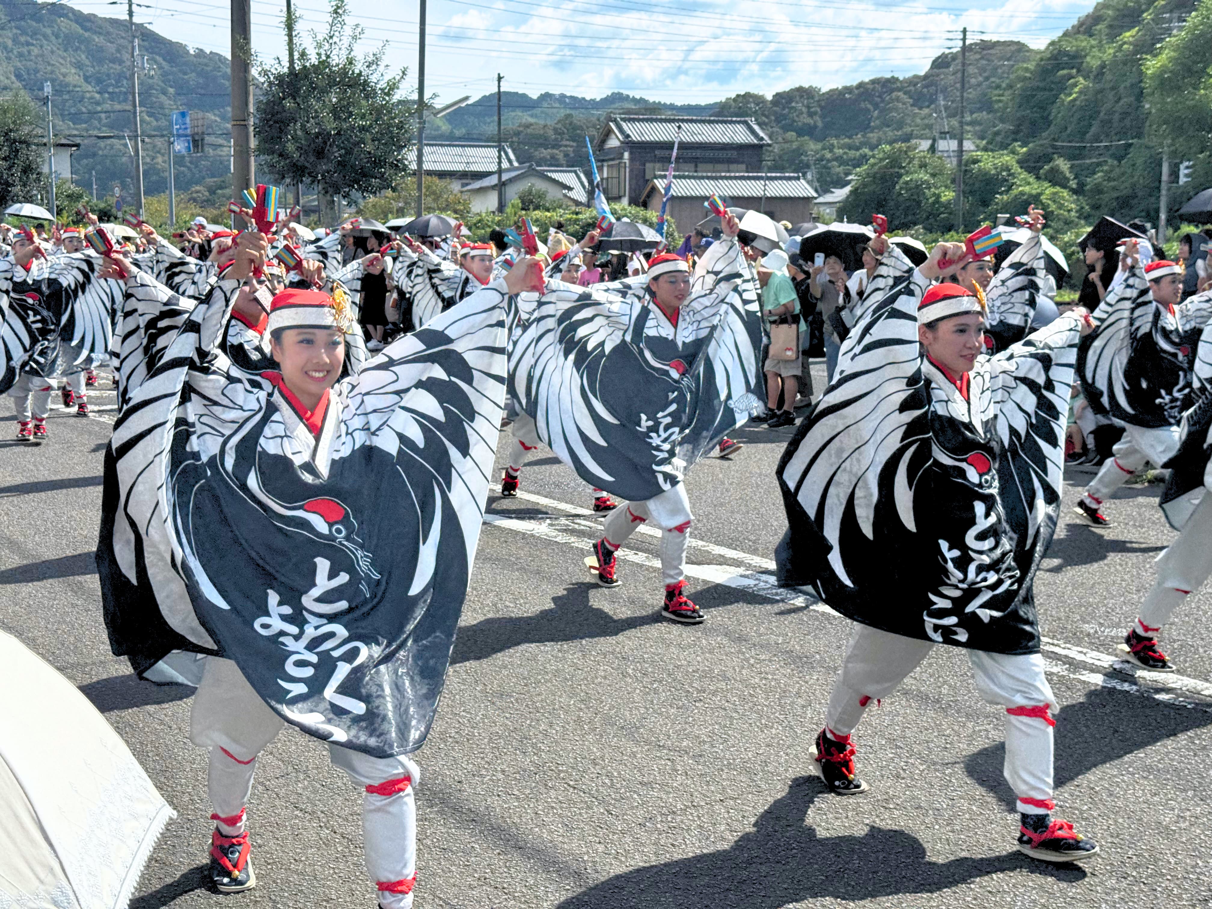 よさこい四万十のぐどう演舞場で踊るとらっくよさこい(ちふれ)の演舞の様子